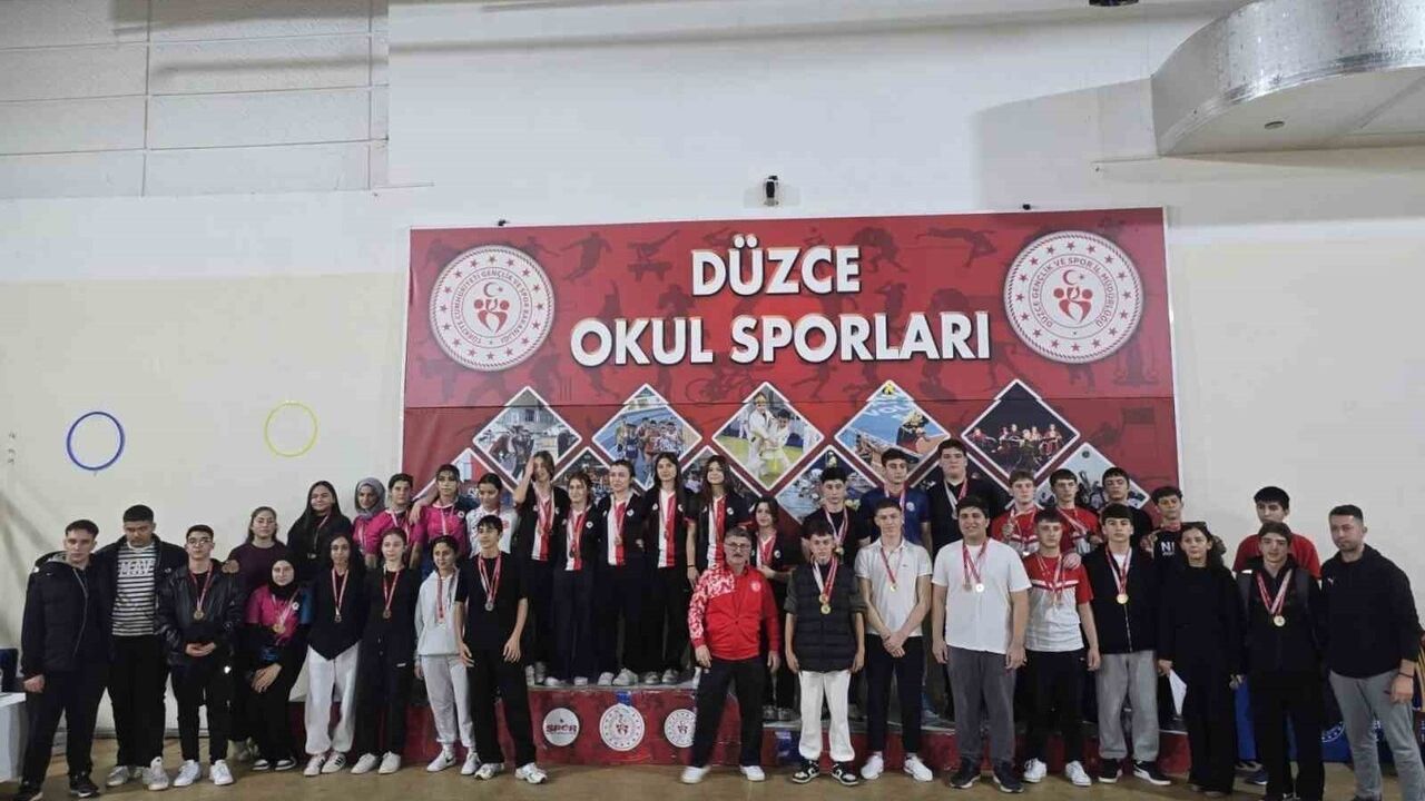 Düzce'de Okul Sporları Bilek Güreşi: 161 Sporcu Yarıştı