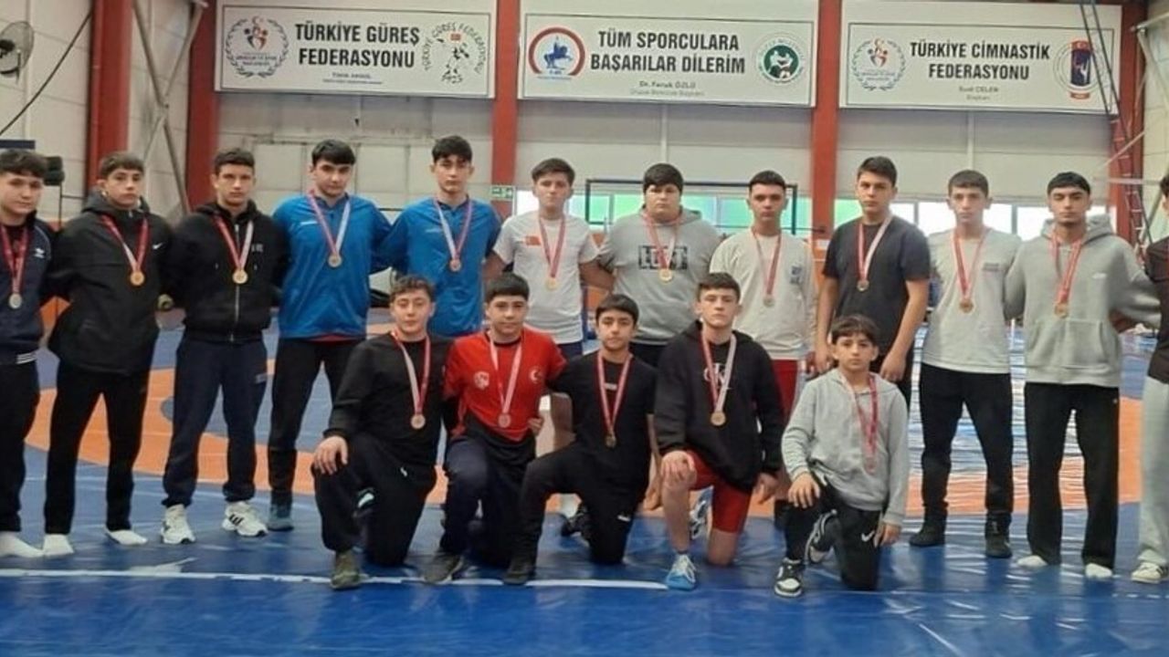 Düzce'de Okul Sporları: Genç A ve Genç B Erkek Güreşinde Şampiyonlar Belli Oldu