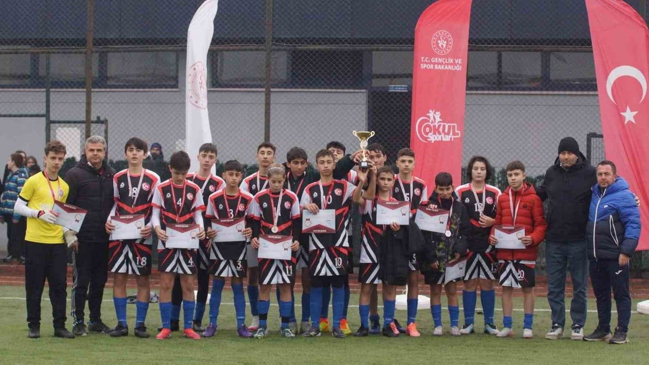 Düzce'de Okul Sporları Yıldız Erkekler: İsmetpaşa Ortaokulu Şampiyon