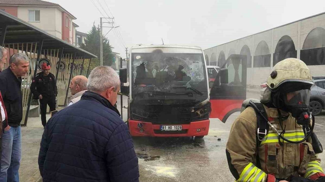 Düzce’de Özel Halk Otobüsü Motorunda Yangın — 81 HO 1028 Kullanılamaz Hale Geldi