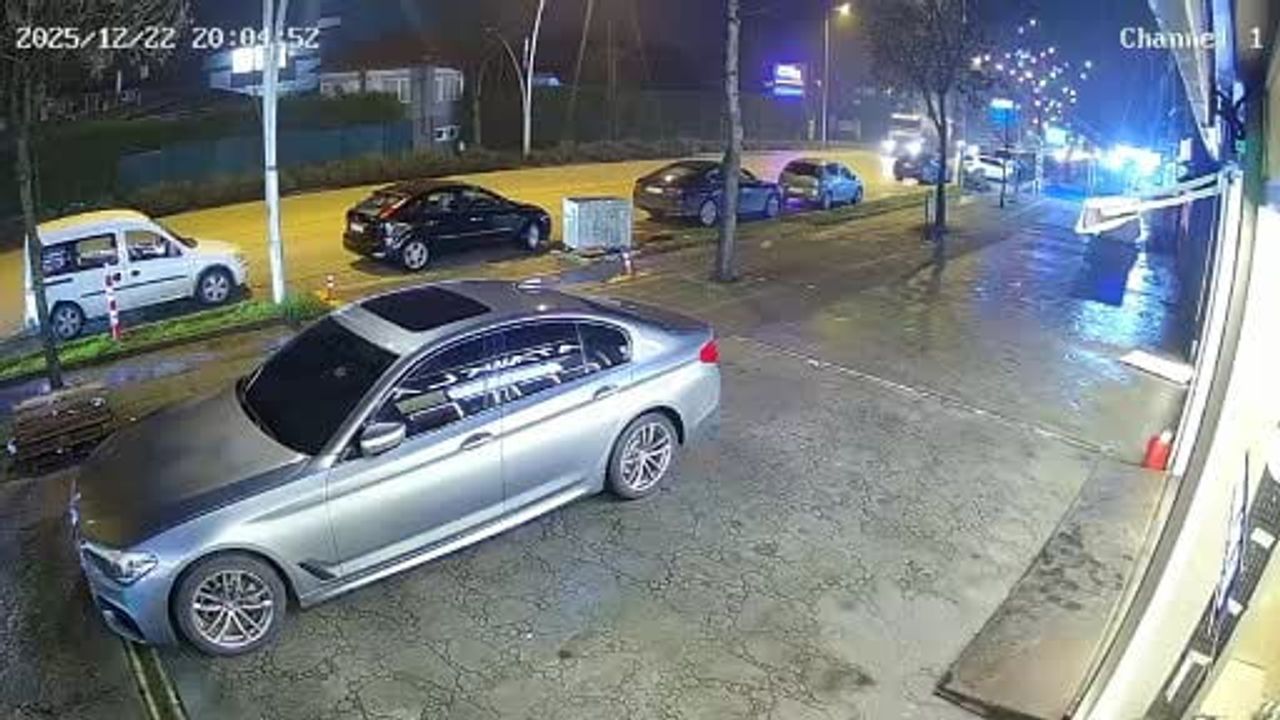 Düzce'de Taksi Kediye Çarpmamak İçin Manevra Yapınca Yan Yattı