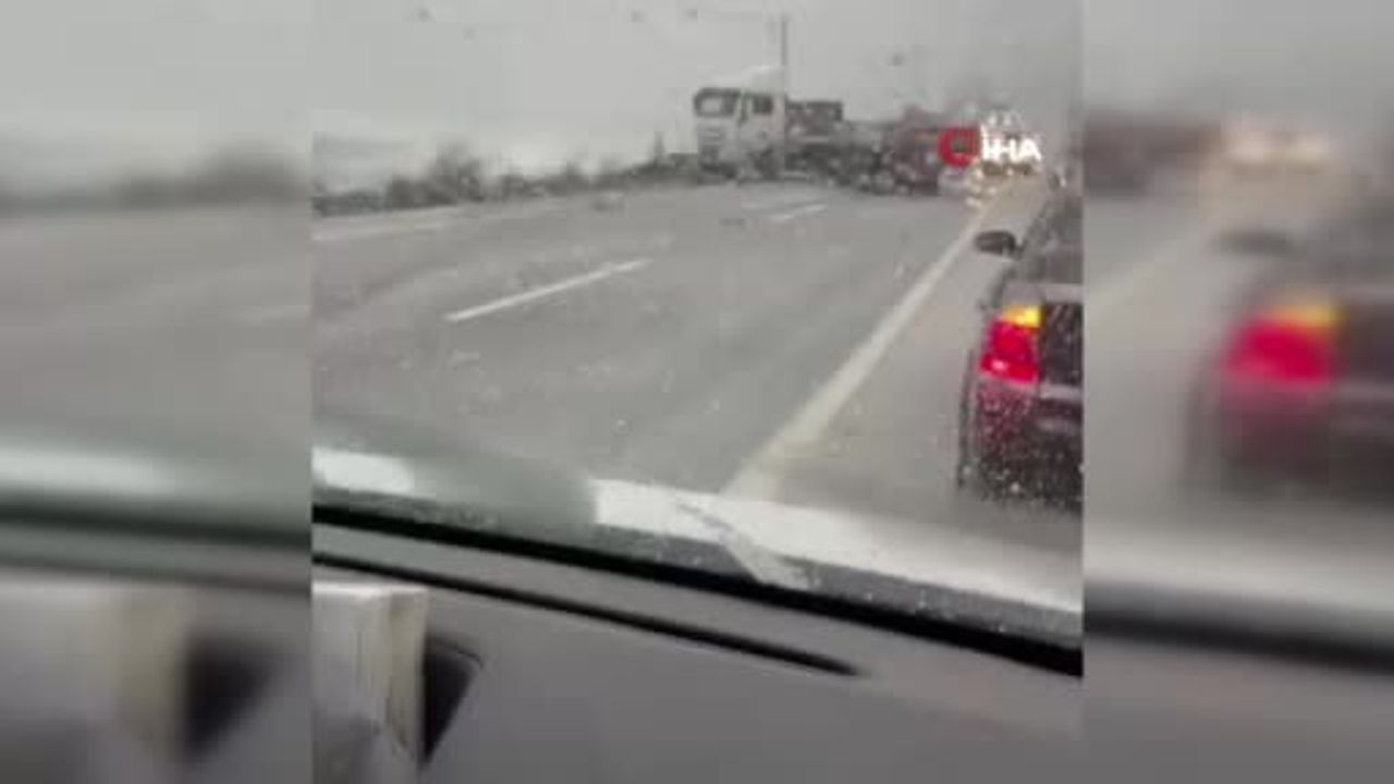 Düzce'de Tır Makaslaması Kalkın Plajı Çevre Yolunu Kapattı