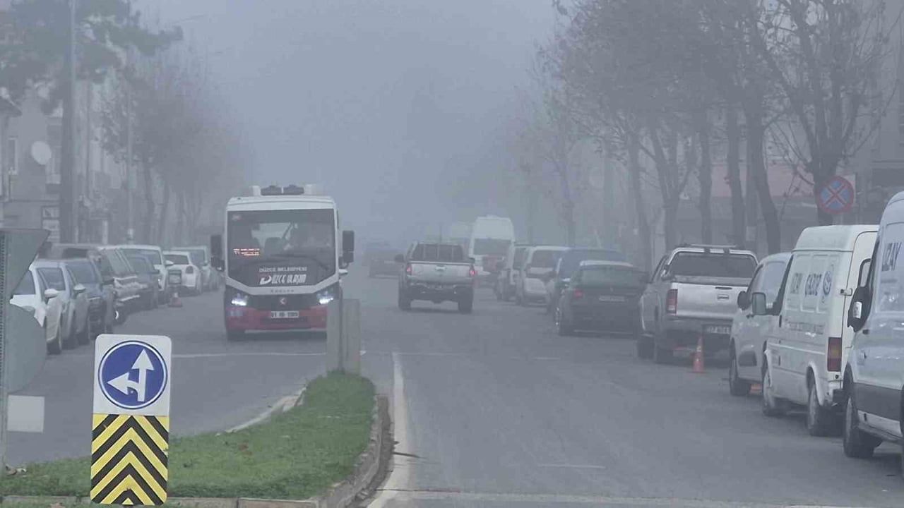 Düzce'de Yoğun Sis: Görüş 10-30 Metreye Düştü