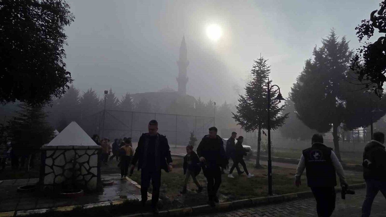 Düzce'de Yoğun Sis: Görüş 20-50 Metreye Düştü