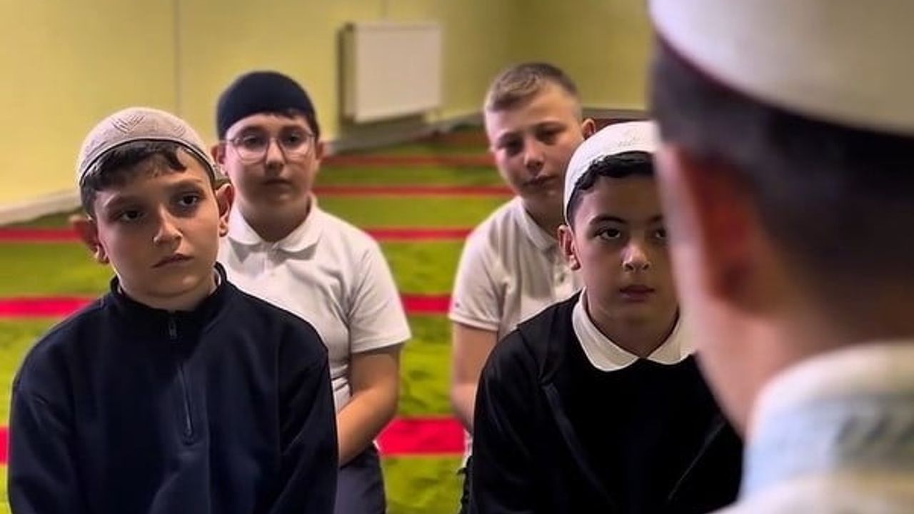 Düzce İmam Hatipli Öğrencilerden Namazla Alay Akımına Video Tepkisi