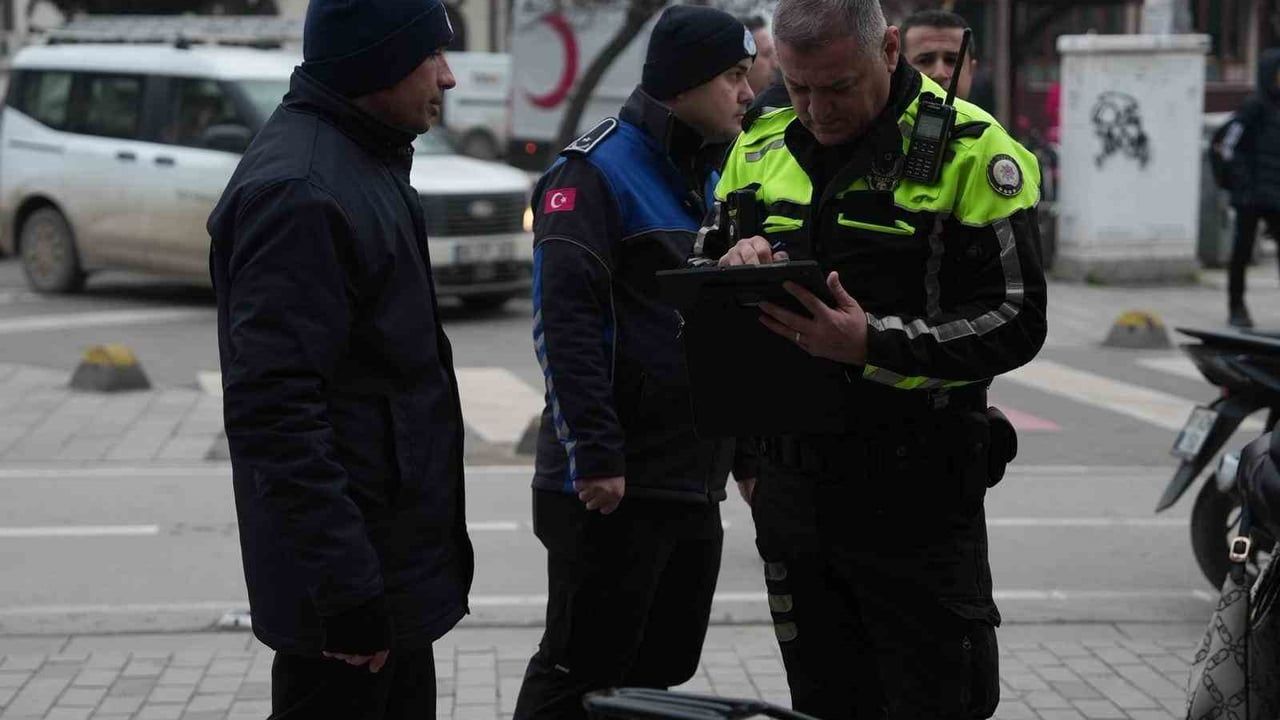 Düzce: İstanbul Caddesi'nde Kuralları İhlal Eden Sürücülere 993 TL Ceza