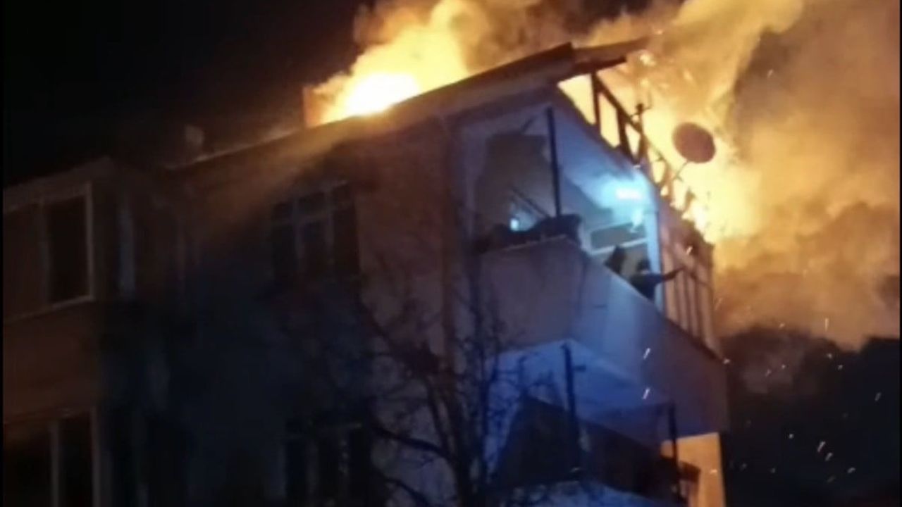 Düzce Kuyudüzü’nde 3 Katlı Binanın Çatısı Alev Alev Yandı