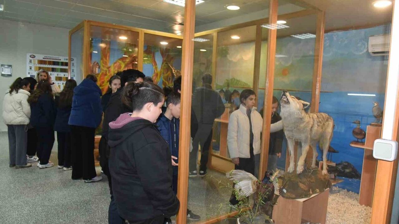 Düzce Öğrencileri Dondurulmuş Hayvan Müzesi ve Botanik Bahçe’de Doğayı Keşfetti