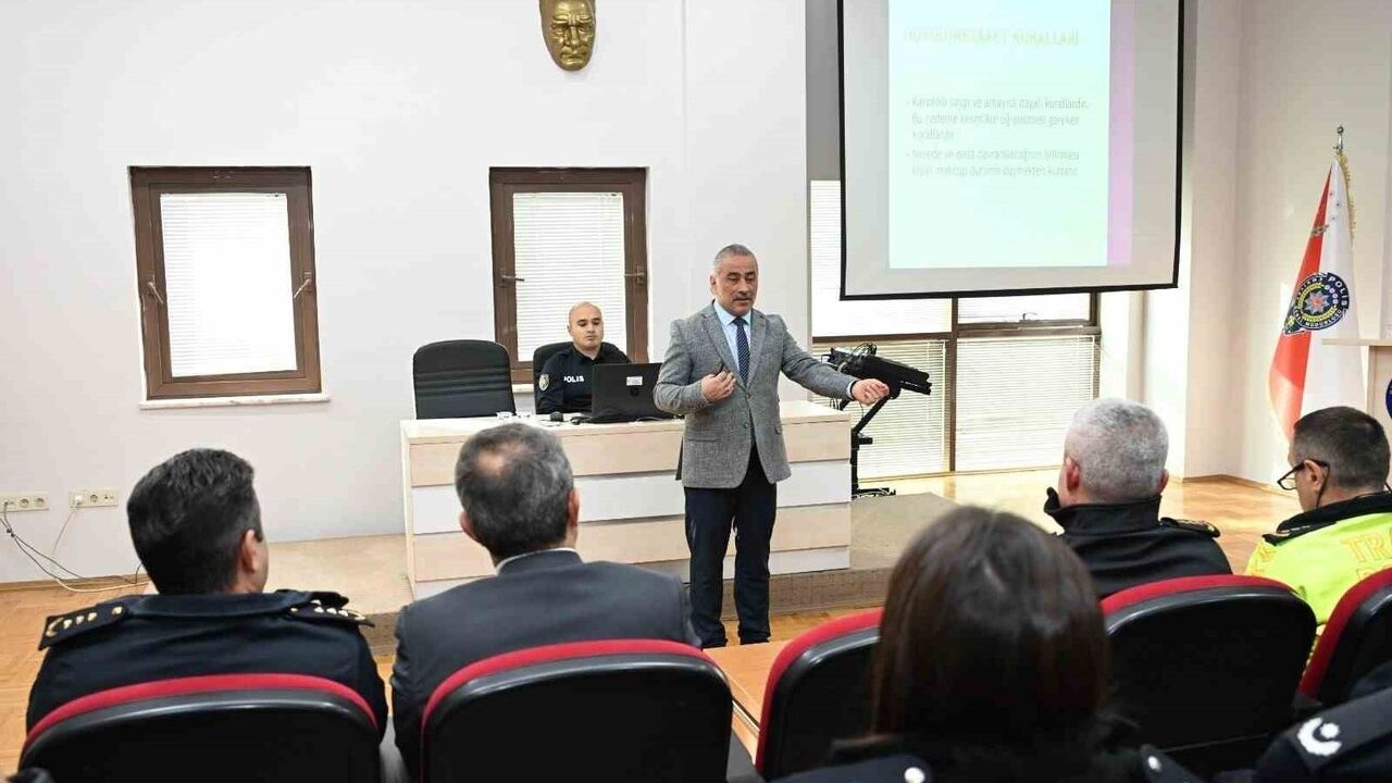 Düzce Polisi için 'Etkili İletişimde Protokol ve Nezaket' Eğitimi