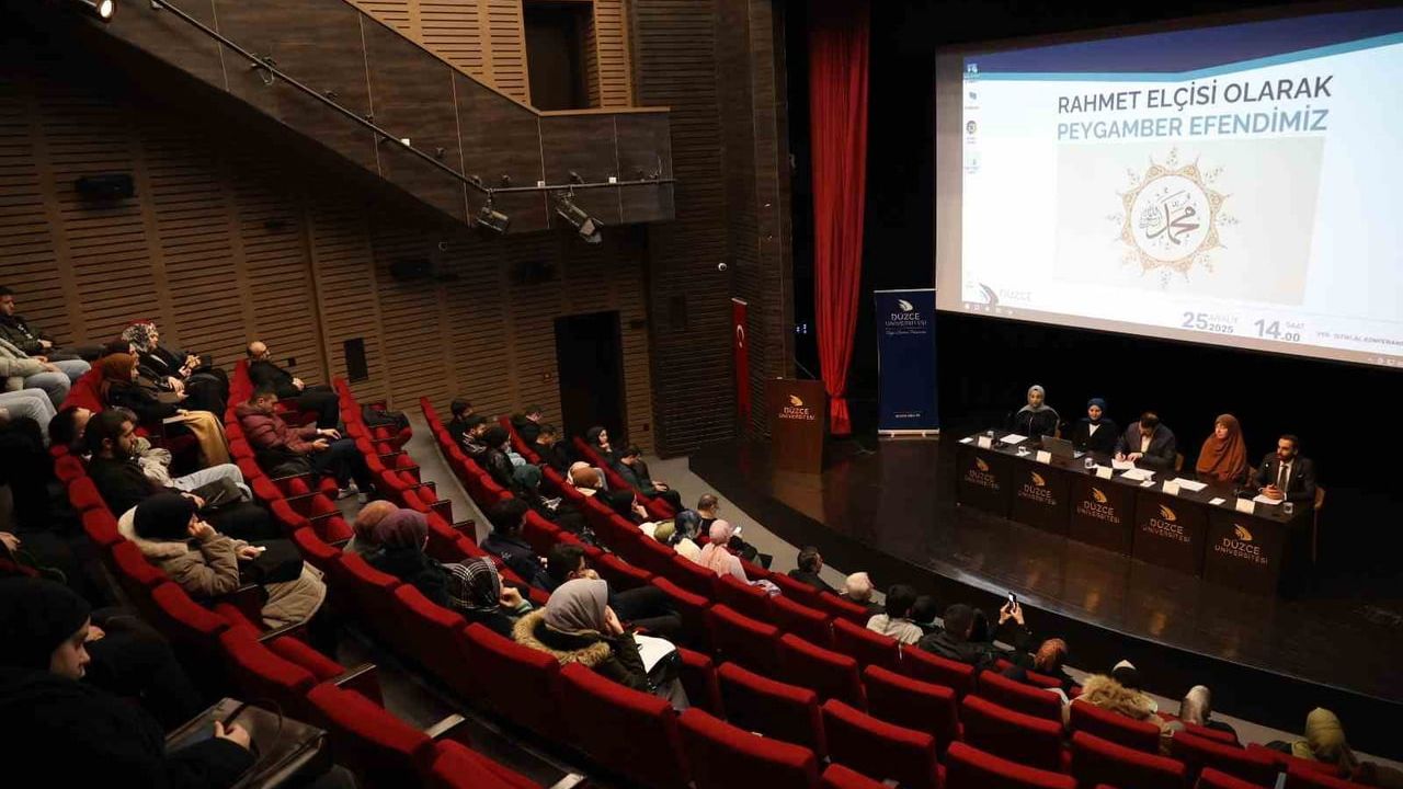 Düzce Üniversitesi'nde 'Rahmet Elçisi Olarak Peygamber Efendimiz' Paneli: 'Peygamber Sevgisi Ailede Kimlik İnşası'