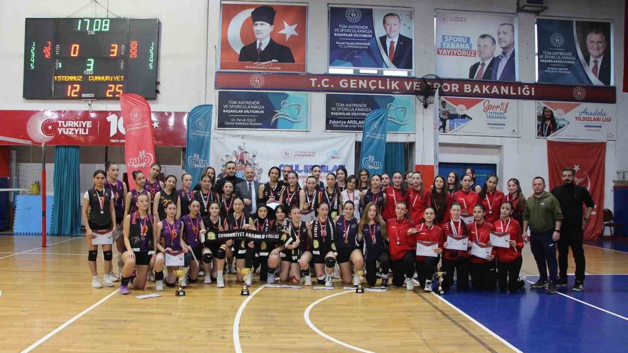 Düzce Voleybol Genç Kızlar: Cumhuriyet Anadolu Lisesi Şampiyon