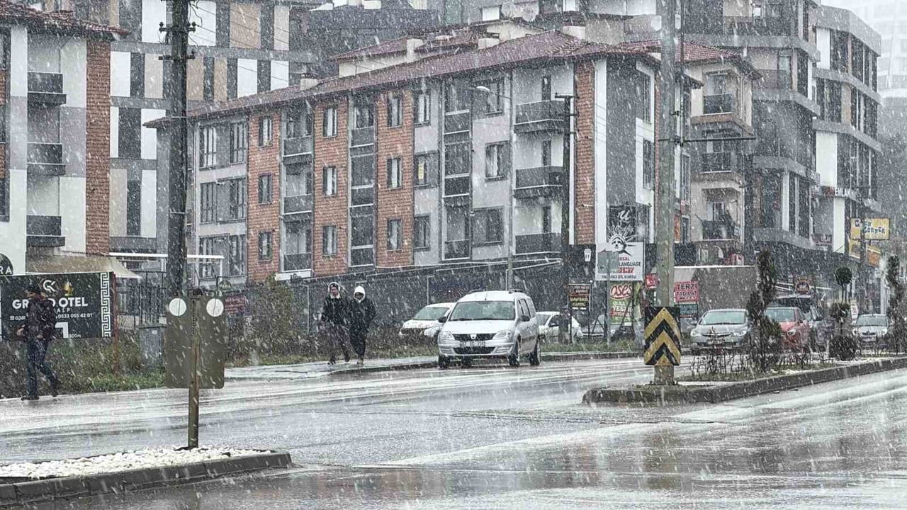 Düzce'ye Mevsimin İlk Karı: Konuralp'te Tuzlama Başladı