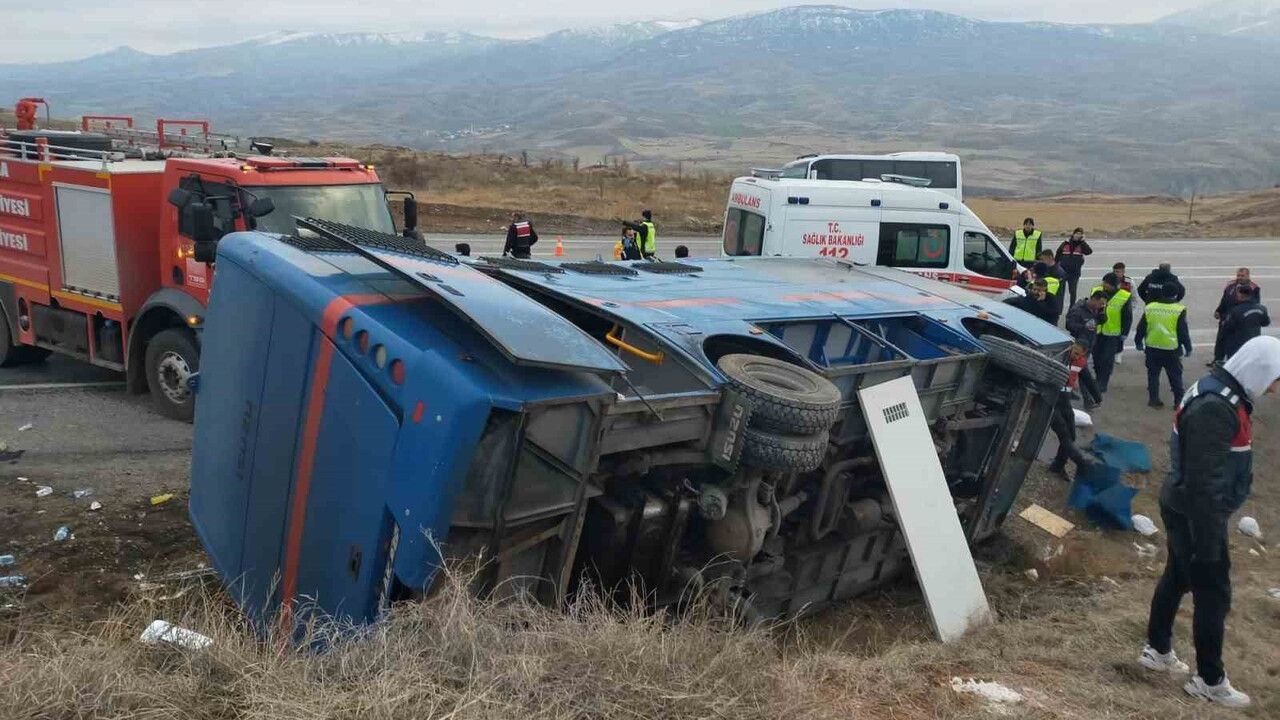 (Düzeltme) Sivas Zara'da cezaevi nakil aracı devrildi: 7 jandarma, 2 Adalet Bakanlığı personeli yaralandı