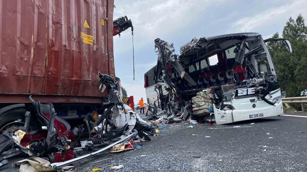 E-90 Otoyolu'nda Otobüs-Tır Kazası: 7 Ölü, 11 Yaralı — Yol Yeniden Açıldı