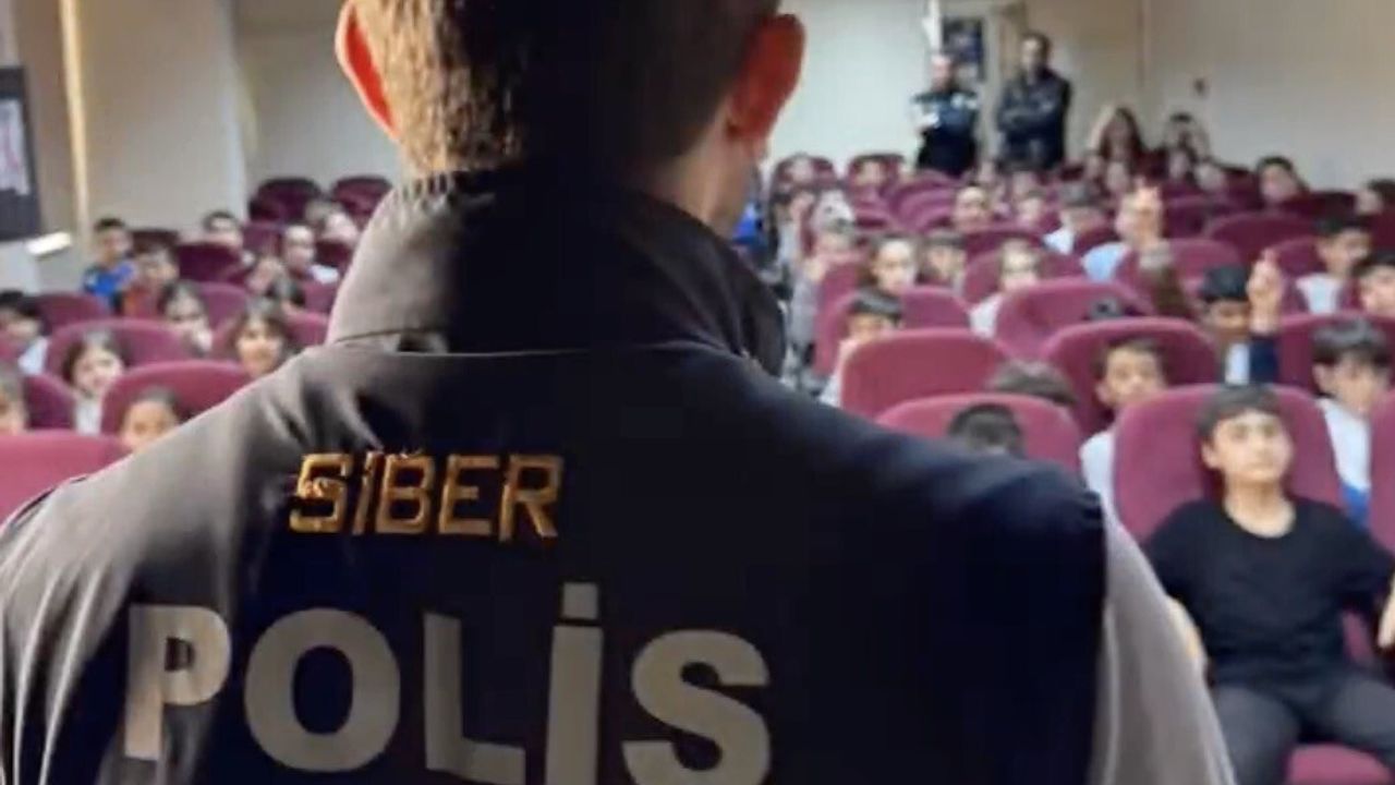 Eceabat'ta Emniyetten Öğrencilere Siber Güvenlik ve Zorbalık Eğitimi