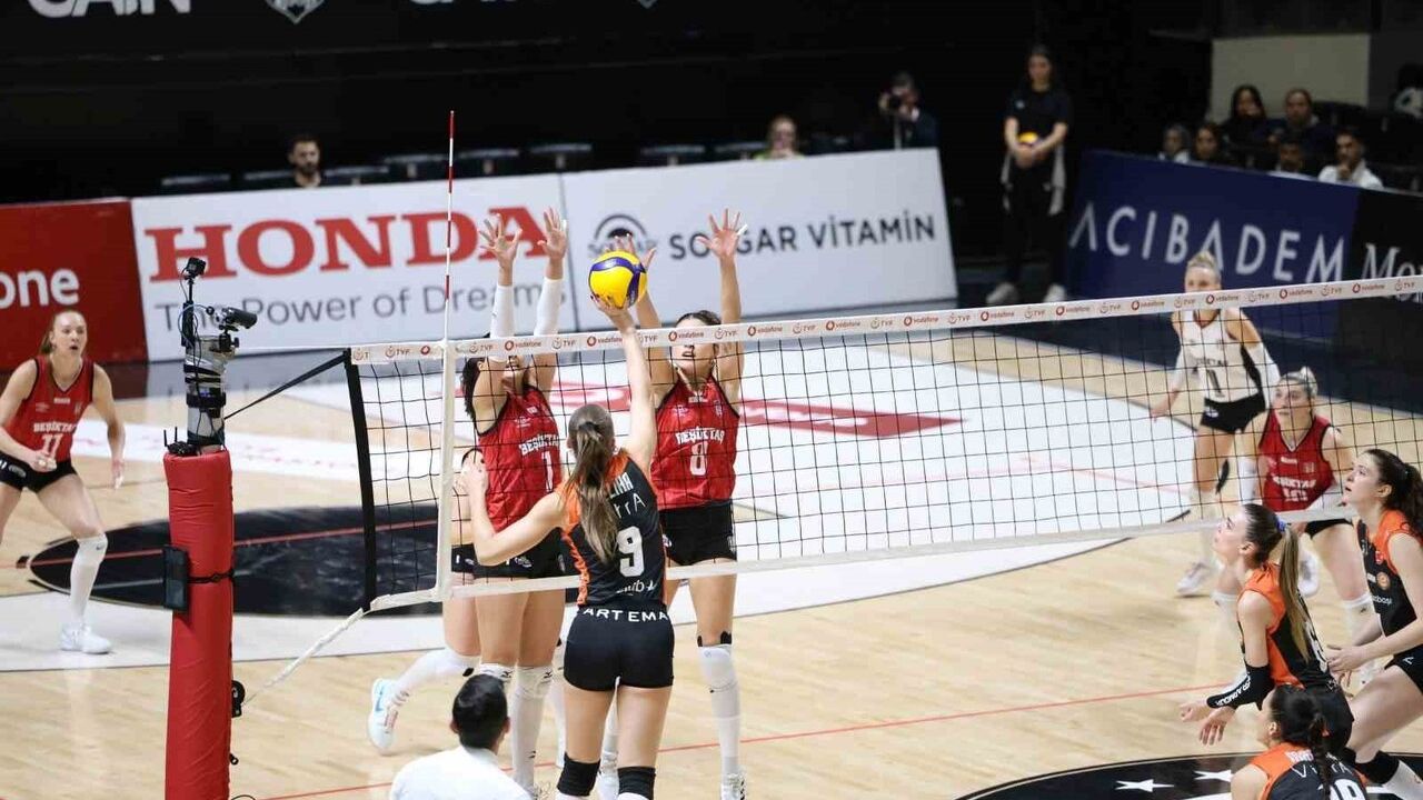 Eczacıbaşı Dynavit, Beşiktaş'ı 5 sette mağlup etti