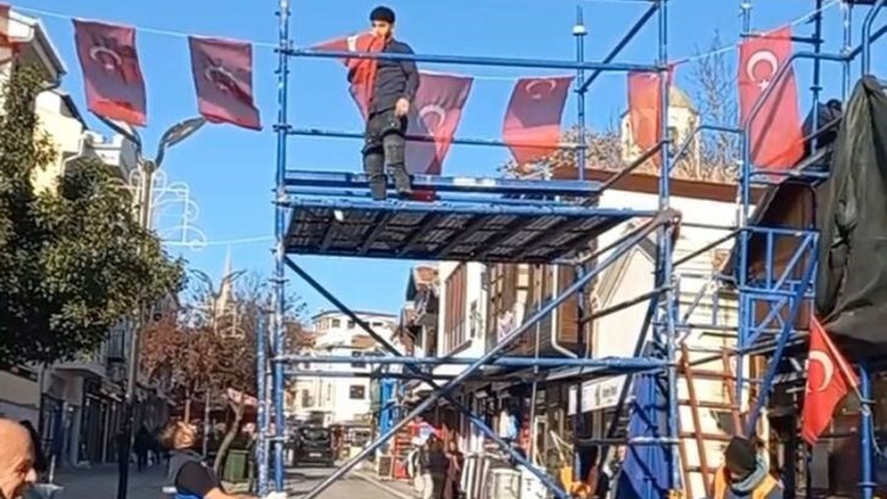 Edirne'de Duygulandıran An: İşçi Türk Bayrağını Öperek Kaldırdı