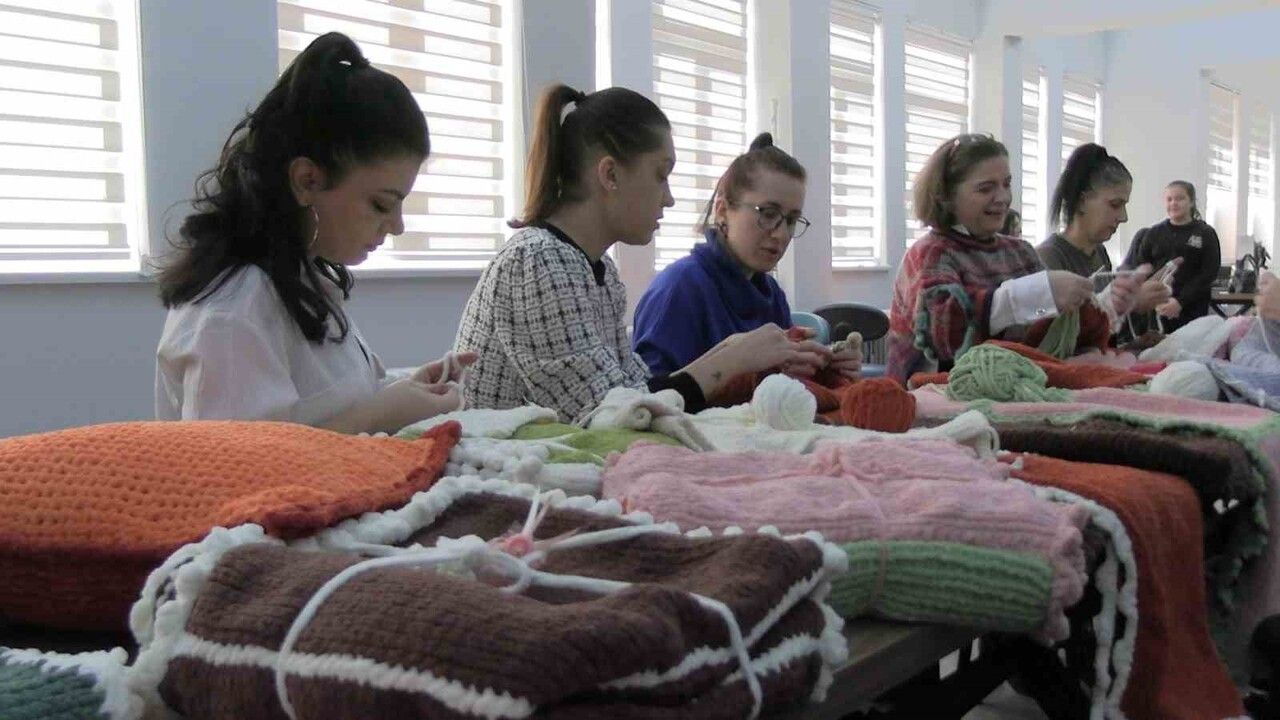 Edirne'de 'El Emeği Gönül Bağı' Projesi: Öğrenciler Örüyor, Anneler Birleştiriyor