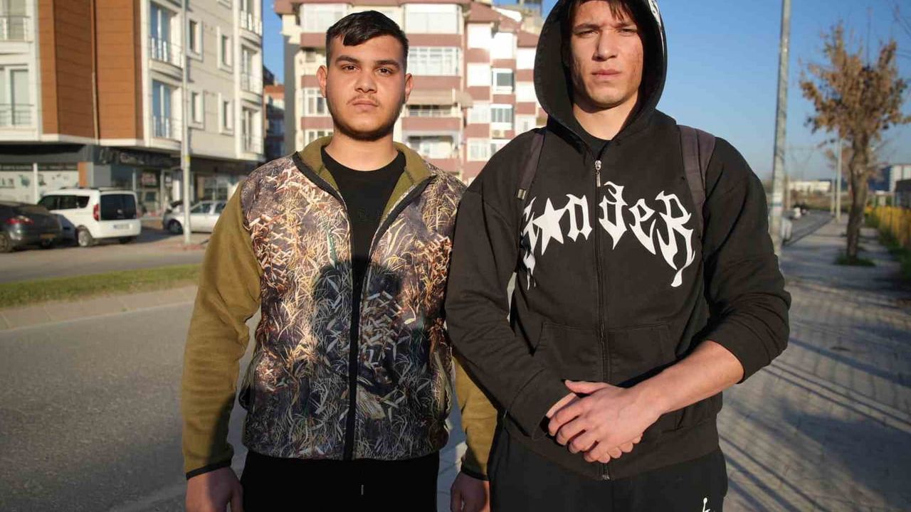 Edirne'de gençlerden örnek davranış: Engelli vatandaşı kilometrelerce ittiler