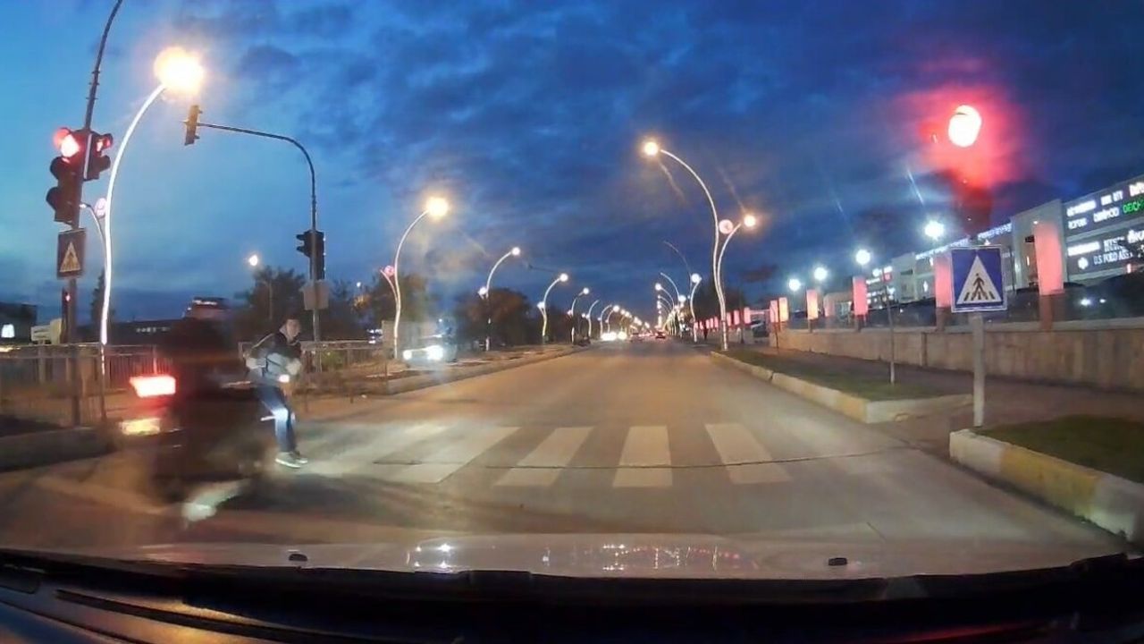 Edirne'de Kırmızı Işık İhlali: Motosiklet Yayaya Çarptı, 2 Yaralı — O Anlar Kamerada