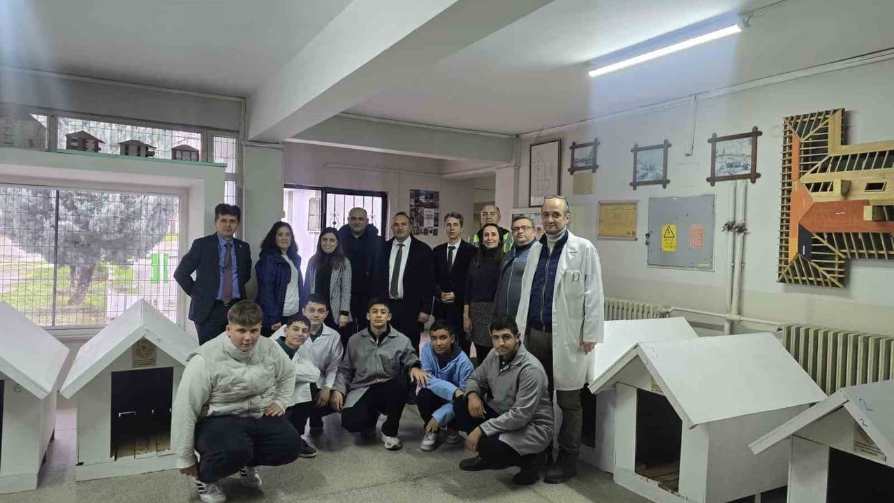 Edirne'de Meslek Lisesinden Sokak Hayvanlarına Kulübe Desteği