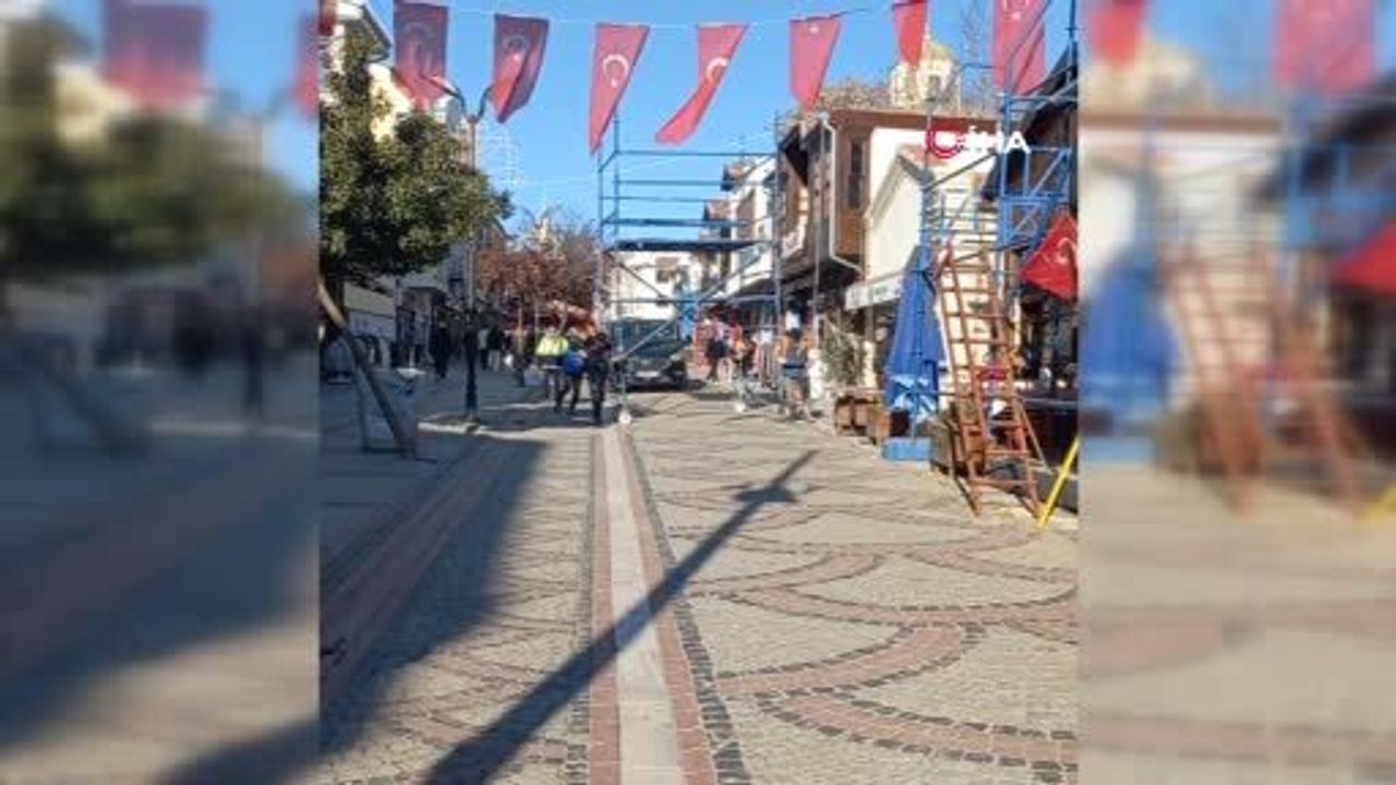 Edirne'de Saraçlar Caddesi'nde İşçi Türk Bayrağını Öperek Kaldırdı