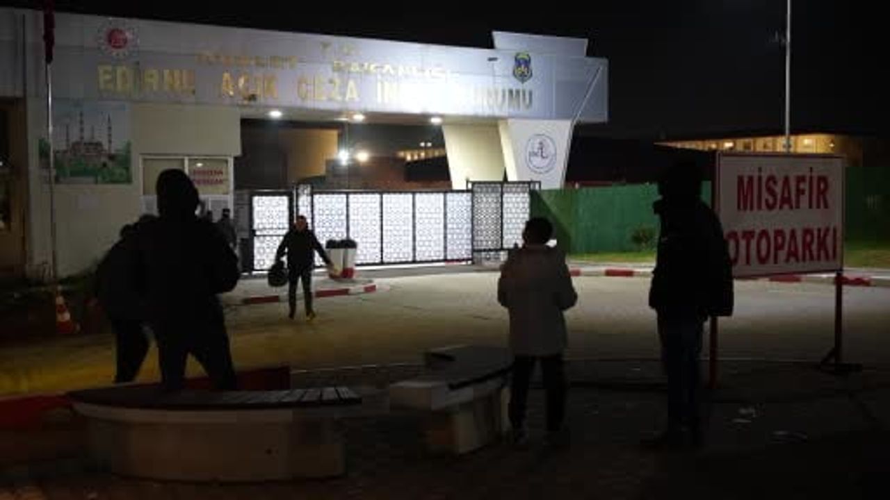 Edirne'de Tahliye Sevinci: Koşarak Çıkan Mahkum 'Babalara Selam' Dedi