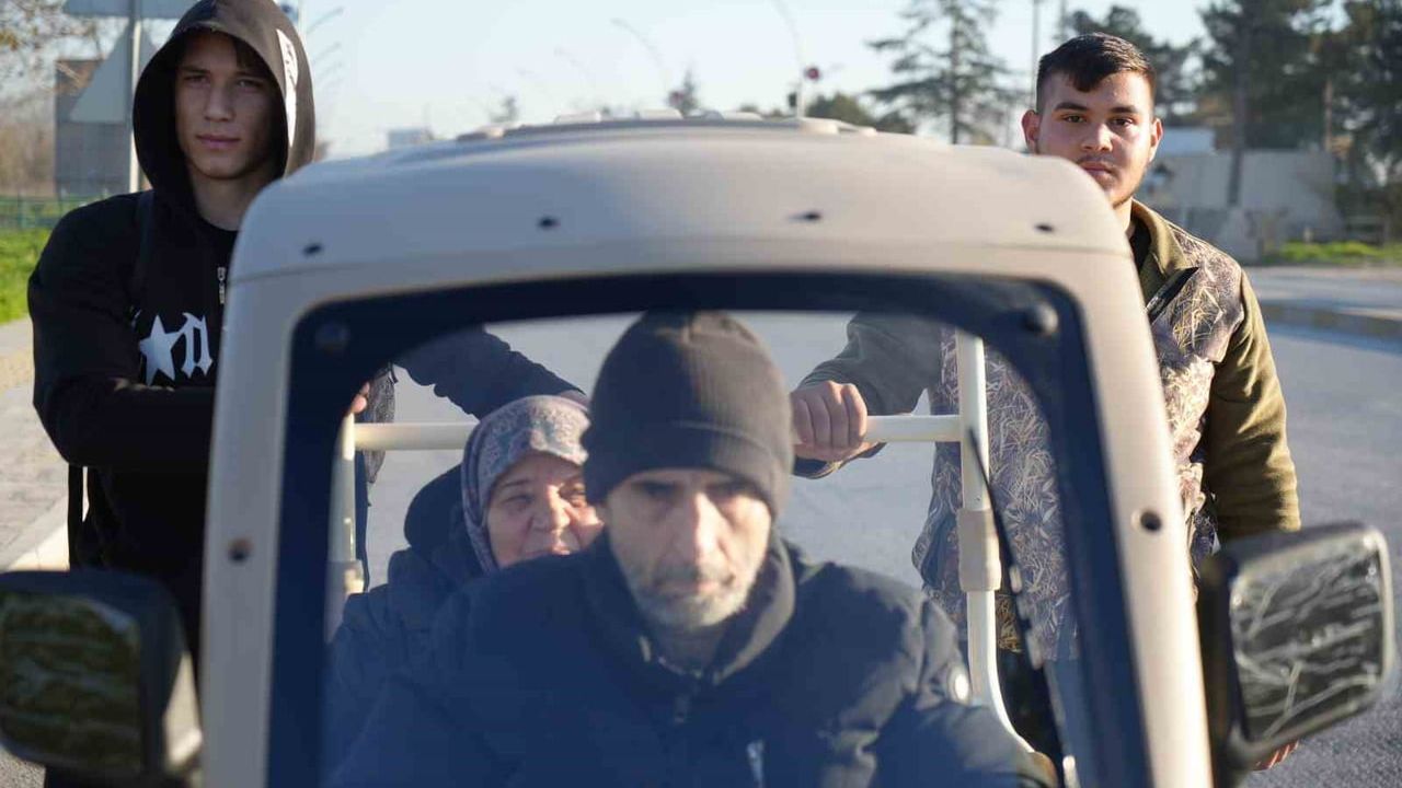 Edirne Valisi Teşekkür Etti: Liseli Gençlerden Engelli Vatandaşa Örnek Yardım