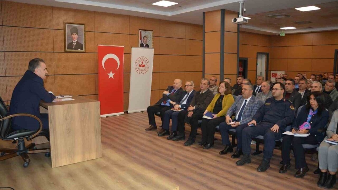 Edremit'te Muhtarlar 2025 Değerlendirme Toplantısı