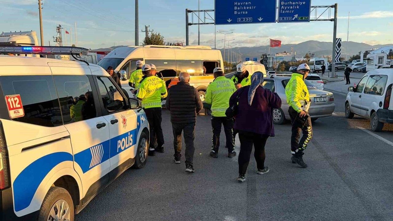 Edremit'te öğrenci servisi ile otomobil çarpıştı: 7 yaralı