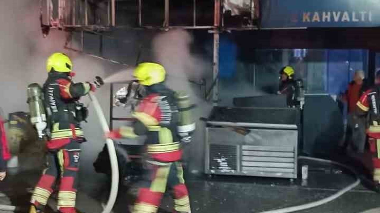 Edremit'te Sahil İş Yerinde Yangın — İtfaiye Müdahalesiyle Söndürüldü