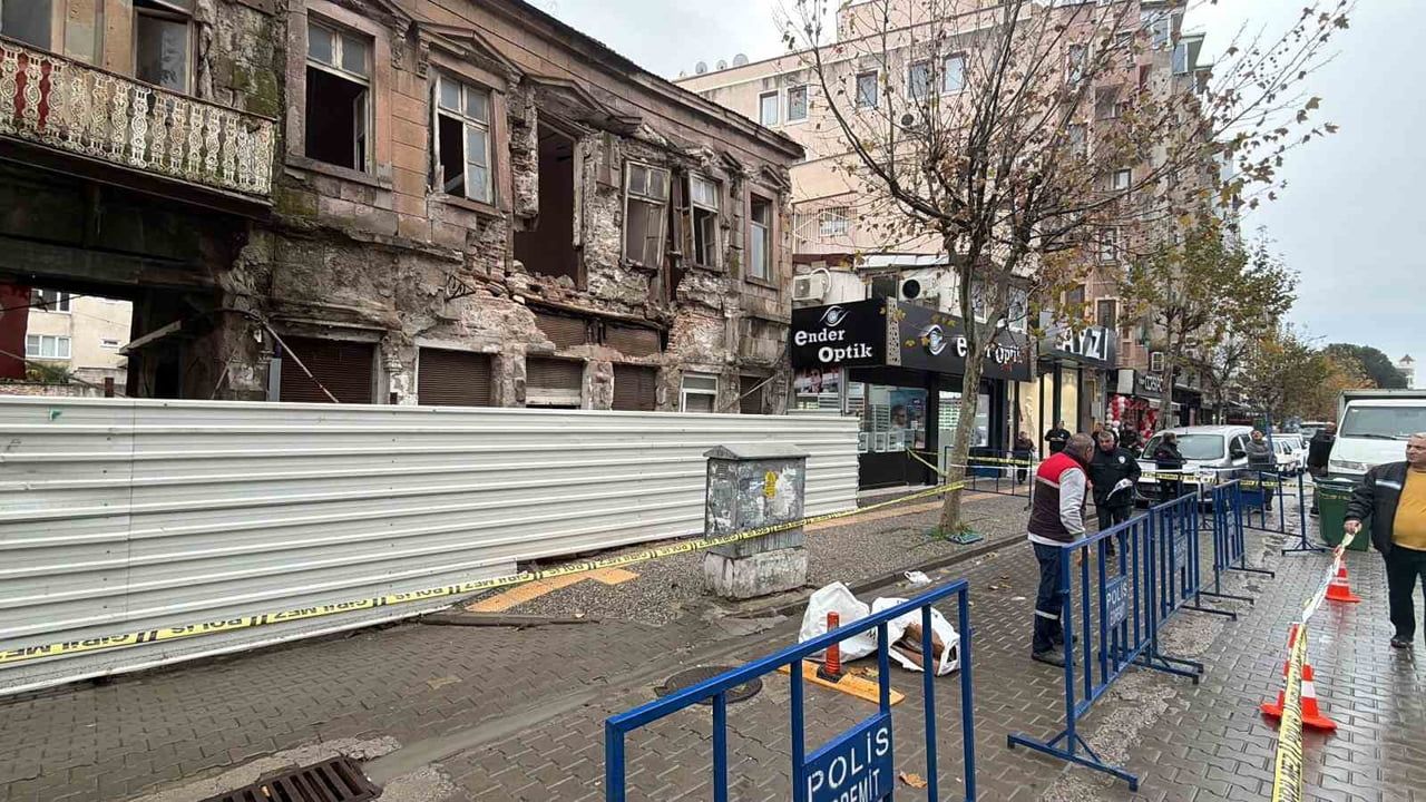 Edremit'te Tarihi Bina Sağanakta Kısmen Yıkıldı