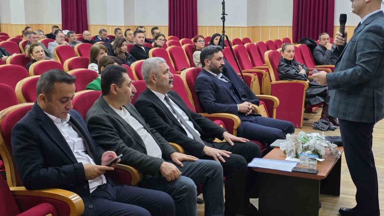 Efeler’de Öğretmenlere Nurettin Topçu’nun Eğitim Felsefesi Anlatıldı