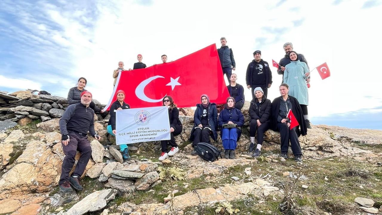 Efelerli Öğretmen ve Öğrenciler Karlık Dağı'nda Sarıkamış Şehitlerini Andı