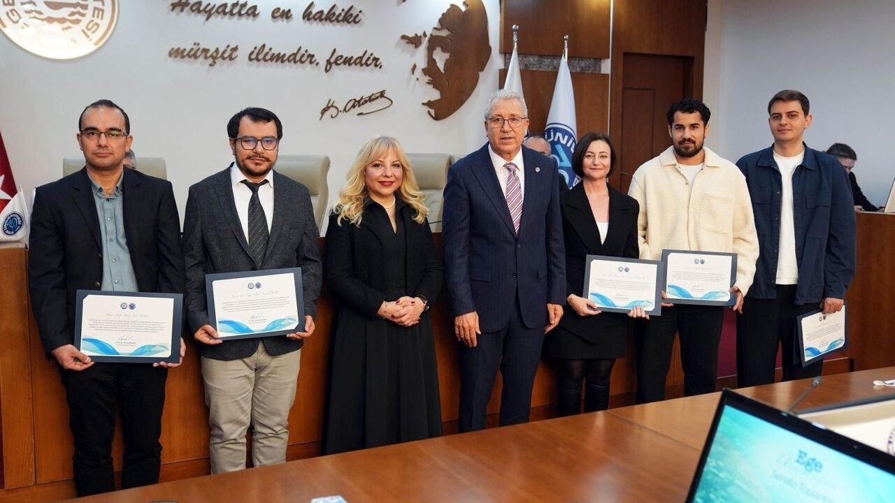 Ege Üniversitesi YÖK 2025 Sıralamasında 12'nci: Senato Pastayla Kutladı