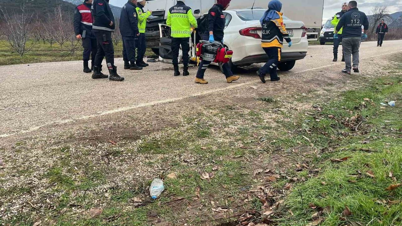 Eğirdir'de Otomobil Park Halindeki Kamyona Çarptı: 2 Ölü, 1 Yaralı