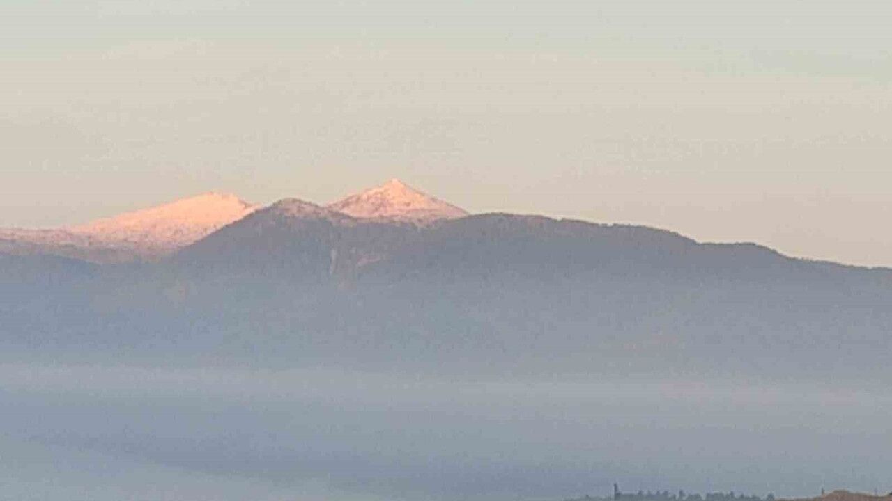 Eğrigöz Dağı'na Mevsimin İlk Karı: Emet Beyaza Büründü