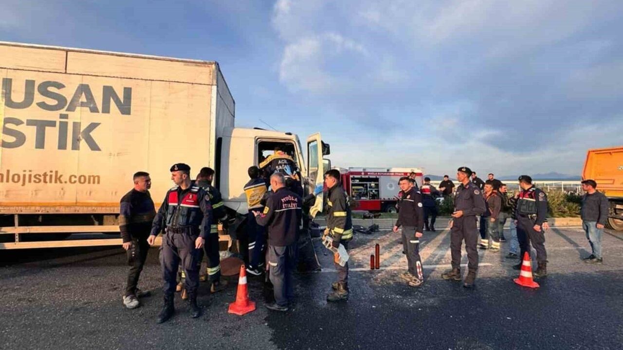 Ekinambarı'nda Kamyonet Kazası: Sıkışan 2 Kişi İtfaiye Tarafından Kurtarıldı