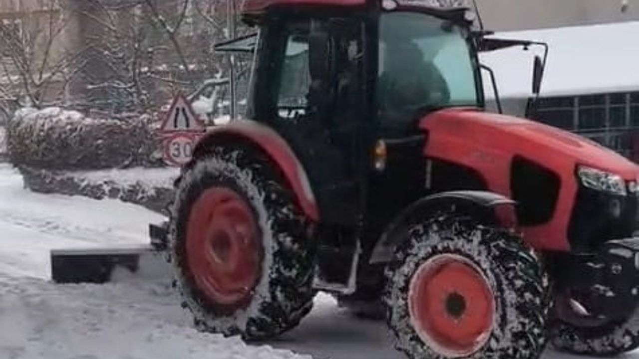 Elazığ Ağın'da Vatandaşlar Traktörle Karla Mücadeleye Destek