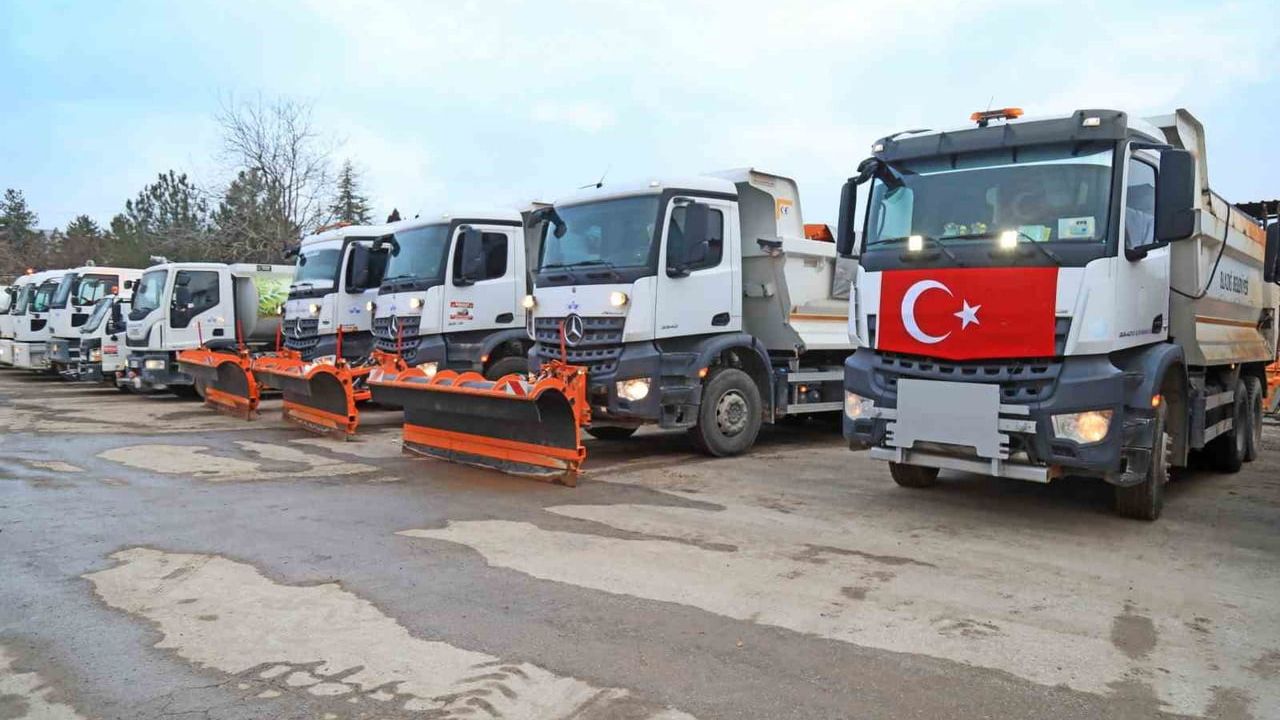 Elazığ Belediyesi karla mücadeleye hazır: 215 personel, 61 araç görevde