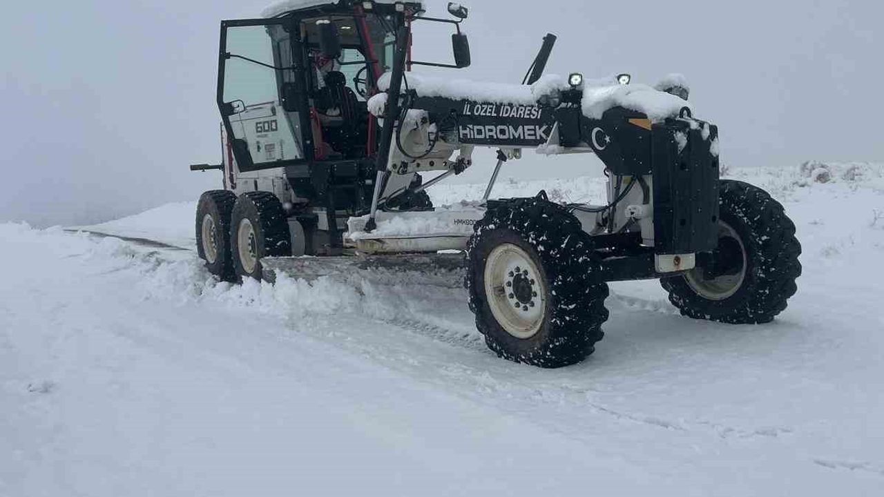 Elazığ'da 111 Köy Yolu Kapandı: Ekipler 90 Araçla Müdahale Ediyor