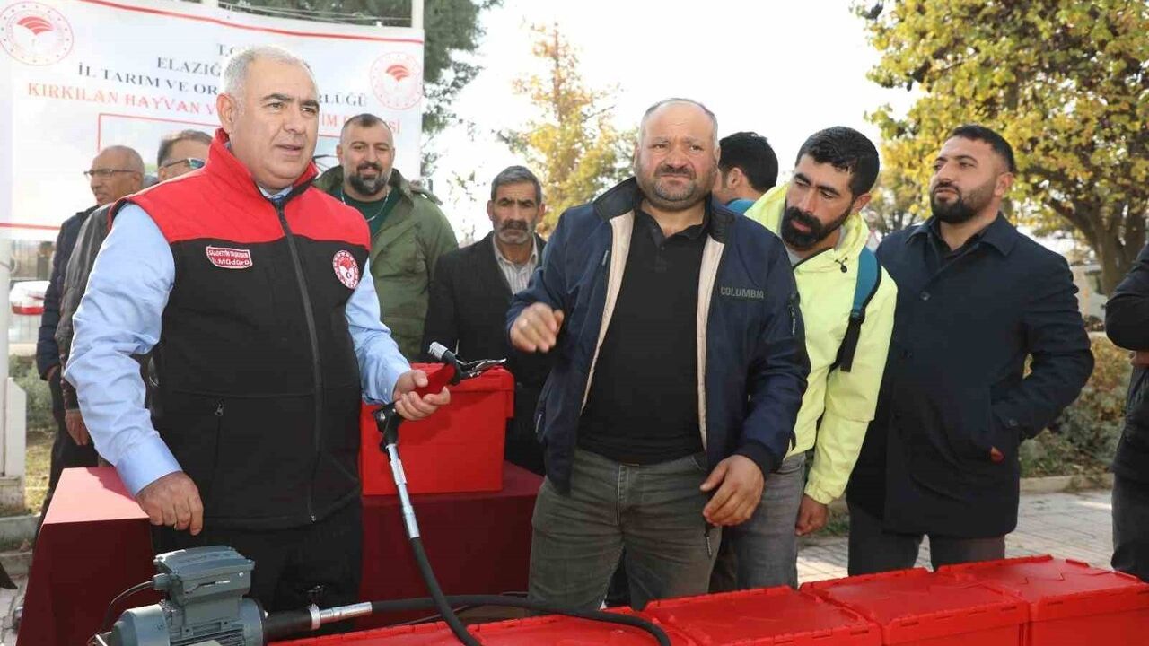 Elazığ'da 20 Üreticiye Koyun-Keçi Kırkım Makinası Teslimi