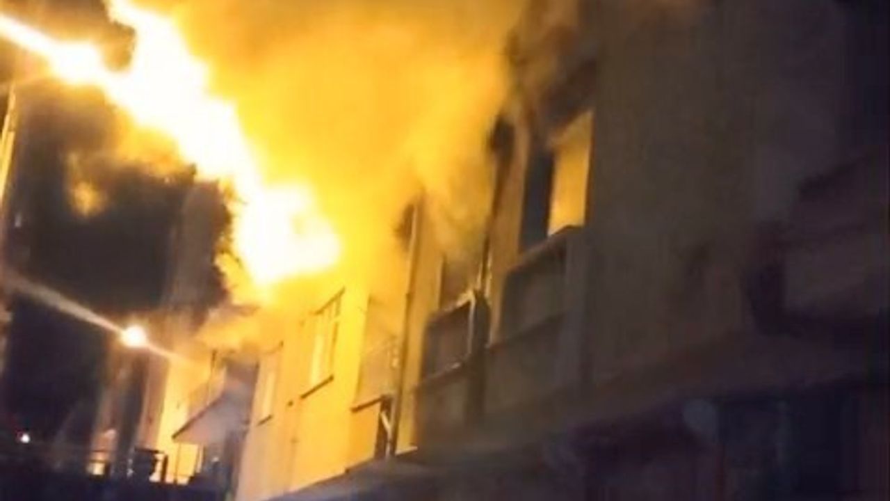 Elazığ'da 4 Katlı Metruk Binada Yangın Kontrol Altına Alındı