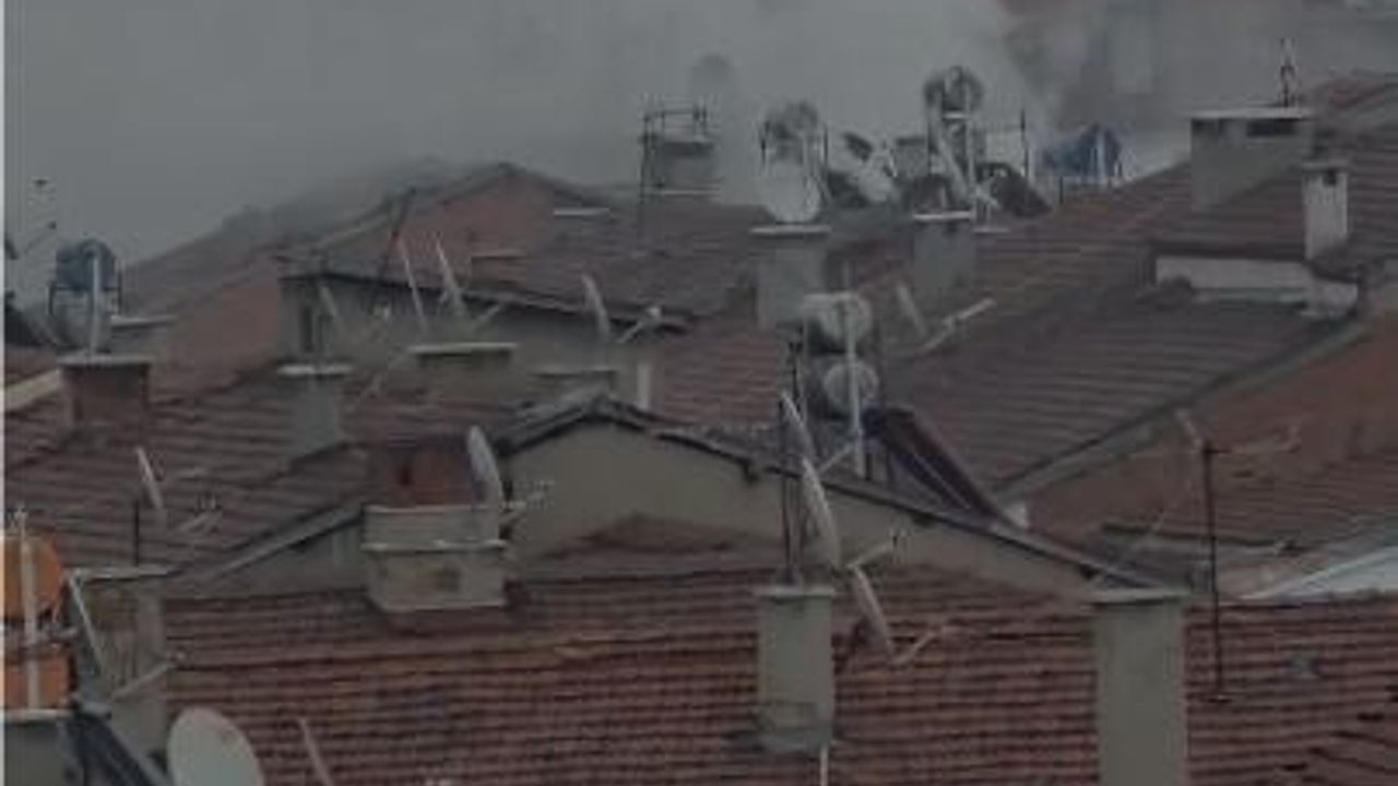 Elazığ'da 5 Katlı Metruk Binada Yangın Kontrol Altına Alındı