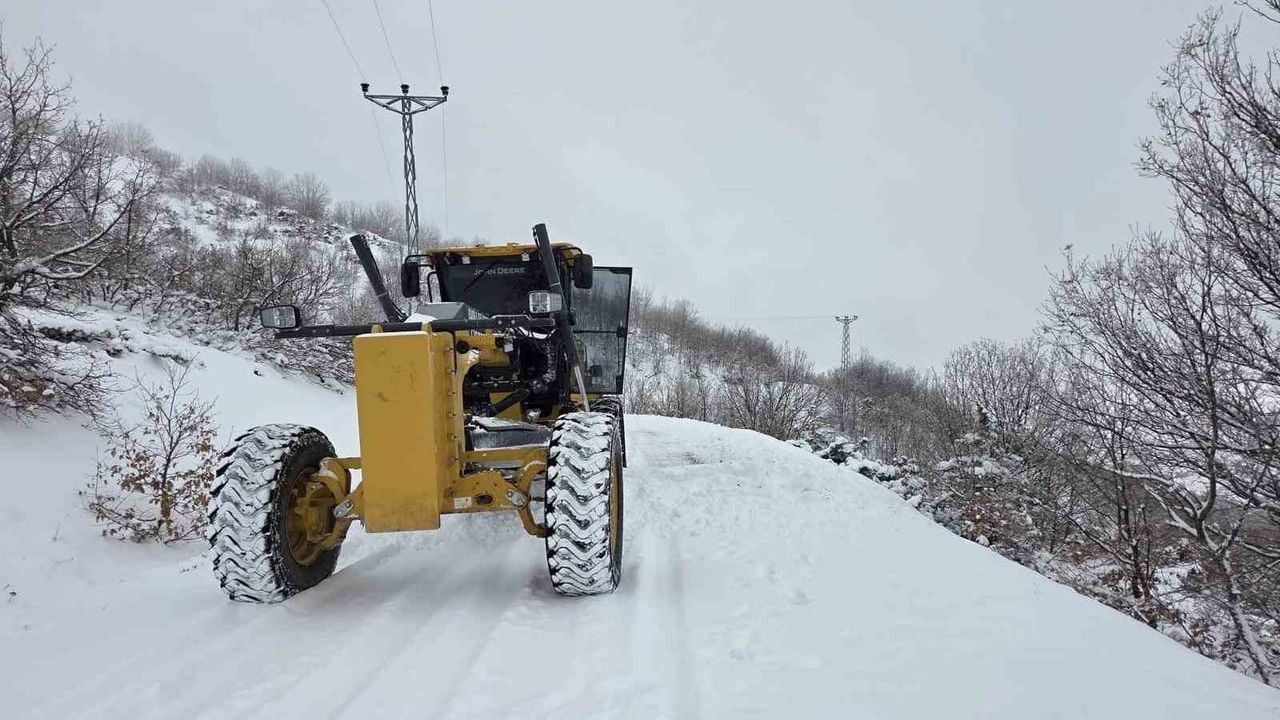 Elazığ'da 88 köy yolunda karla mücadele sürüyor