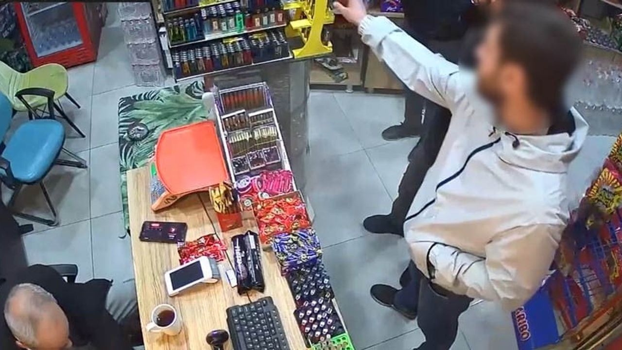 Elazığ'da Büfeden Çakmak Çalan Şahıs Güvenlik Kamerasında