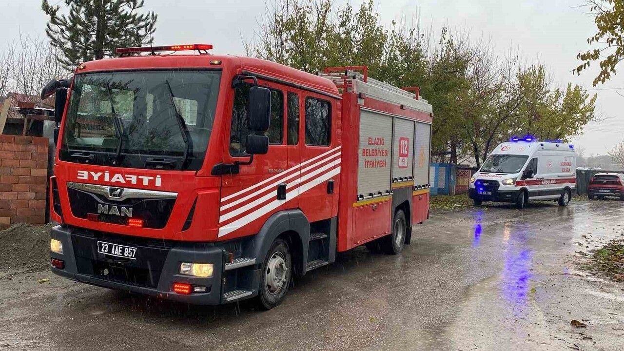 Elazığ'da Çatı Yangını: 1 Kişi Dumandan Etkilendi