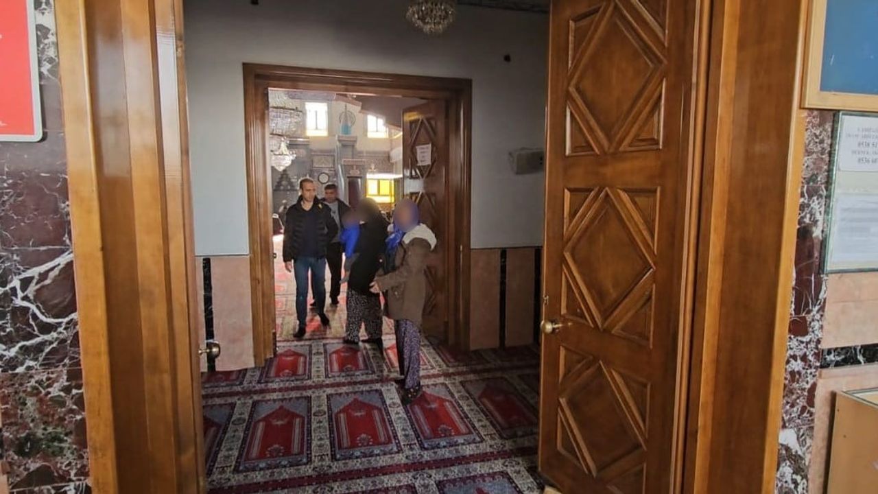Elazığ'da Dilenci Operasyonu: Camiye Sığınan Kadınlar Cemaatin Arasına Karıştı