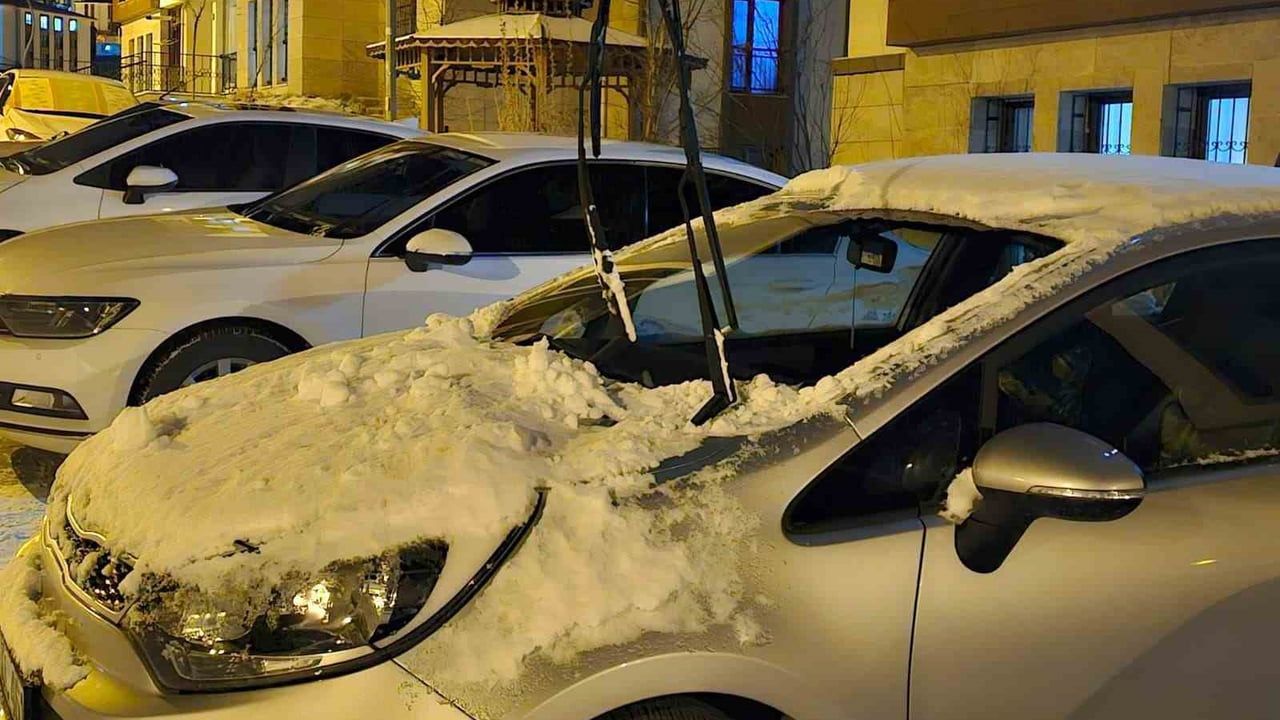 Elazığ'da Dondurucu Soğuk: Araç Camları Kilimle Korunuyor
