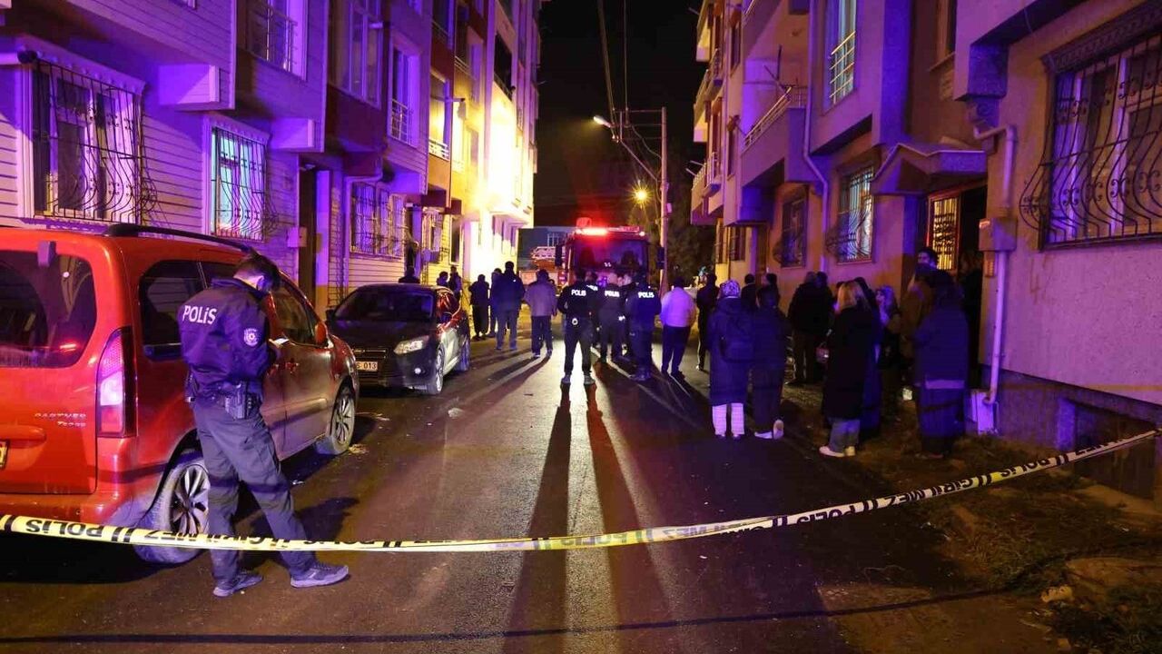 Elazığ'da Ev Yangını: 2 Kişi Dumandan Etkilendi